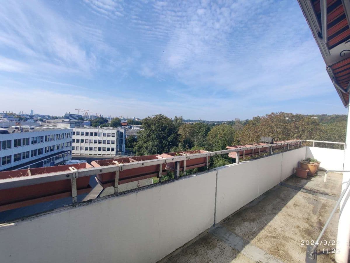 Geschmackvolle 4-Zimmer-Penthouse-Wohnung mit Einbauküche in Frankfurt