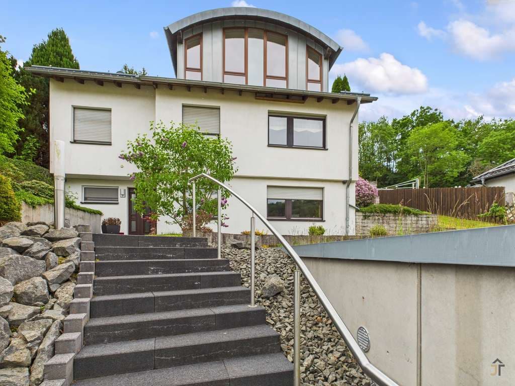 Stilvolles Einfamilienhaus mit Einliegerwohnung und parkähnlichem Garten