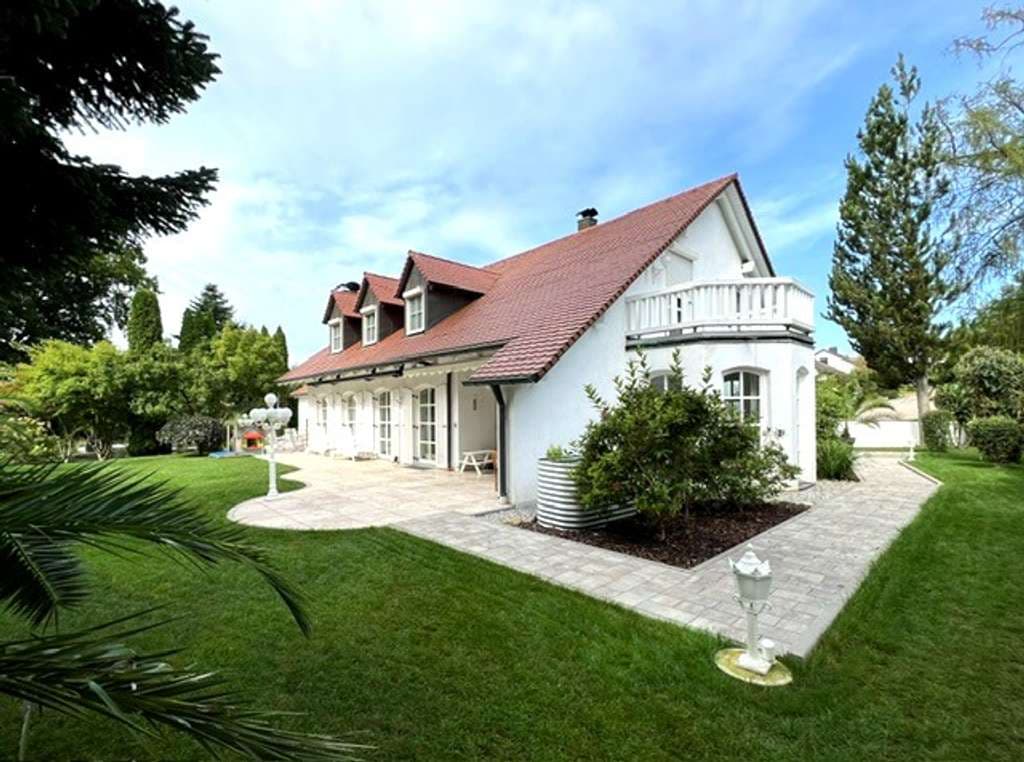 Repräsentative Villa mit imposanter Schwimmhalle auf Traumgrund westlich von Augsburg