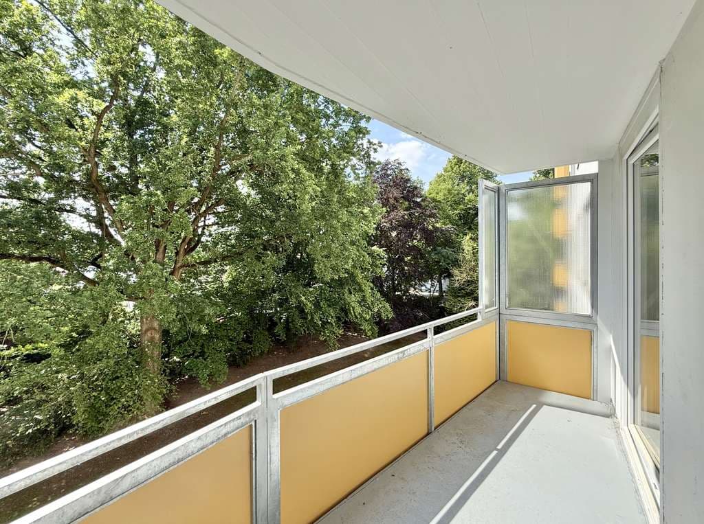 Moderne & frisch sanierte 1-Zimmer-Wohnung: hell, sonniger Balkon + schöner Ausblick ins Grüne