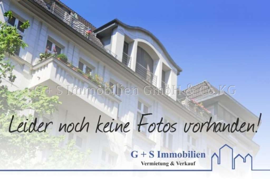 Charmantes Mehrfamilienhaus mit Potential mit PKW Einstellplätzen 3 Garagen und Garten