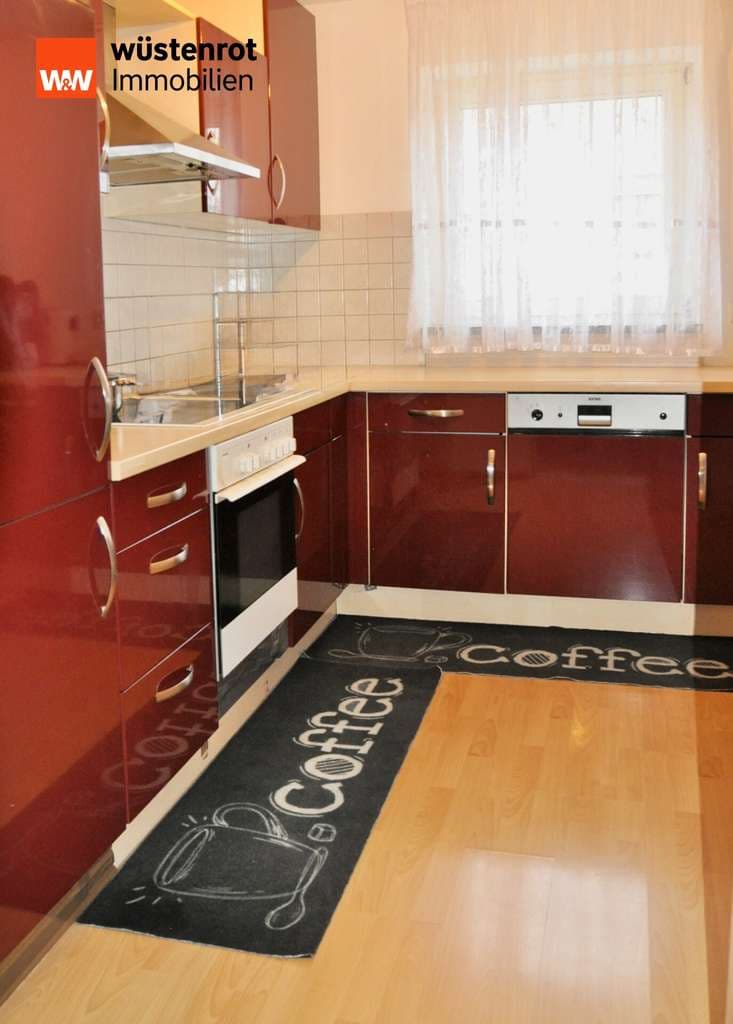 * zentrale Lage: 3 Zi-Wohnung mit Balkon und Carport *