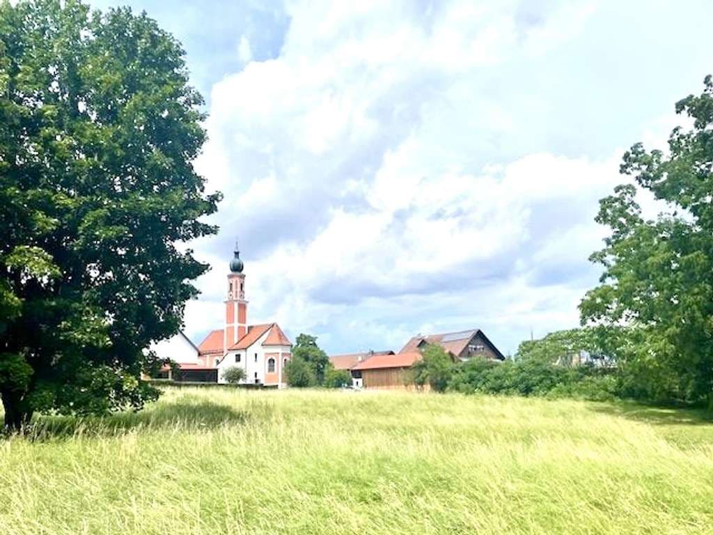 Großzügiges Grundstück – 4500 m² - zwischen Kirche und Schloss Deutenkofen