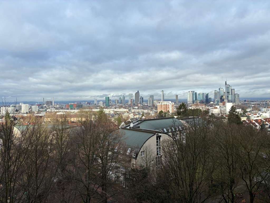Einladende 3,5-Zimmer-Wohnung mit fantastischem Blick auf die Frankfurter Skyline ! (ohne Makler)